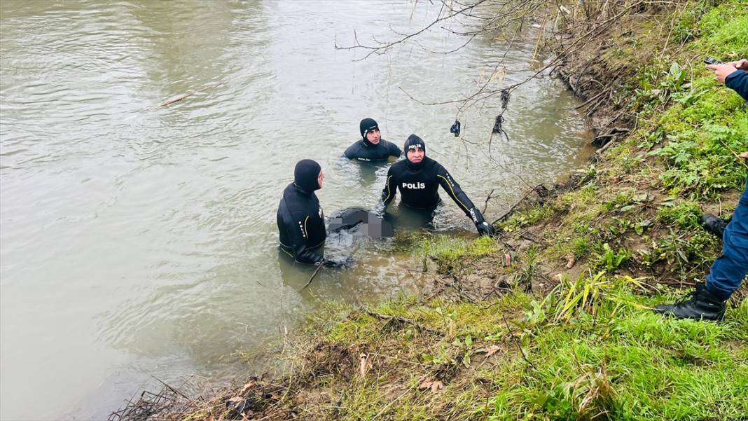 Otomobil çaya uçtu! Cesedi 50 metre ileride bulundu 4